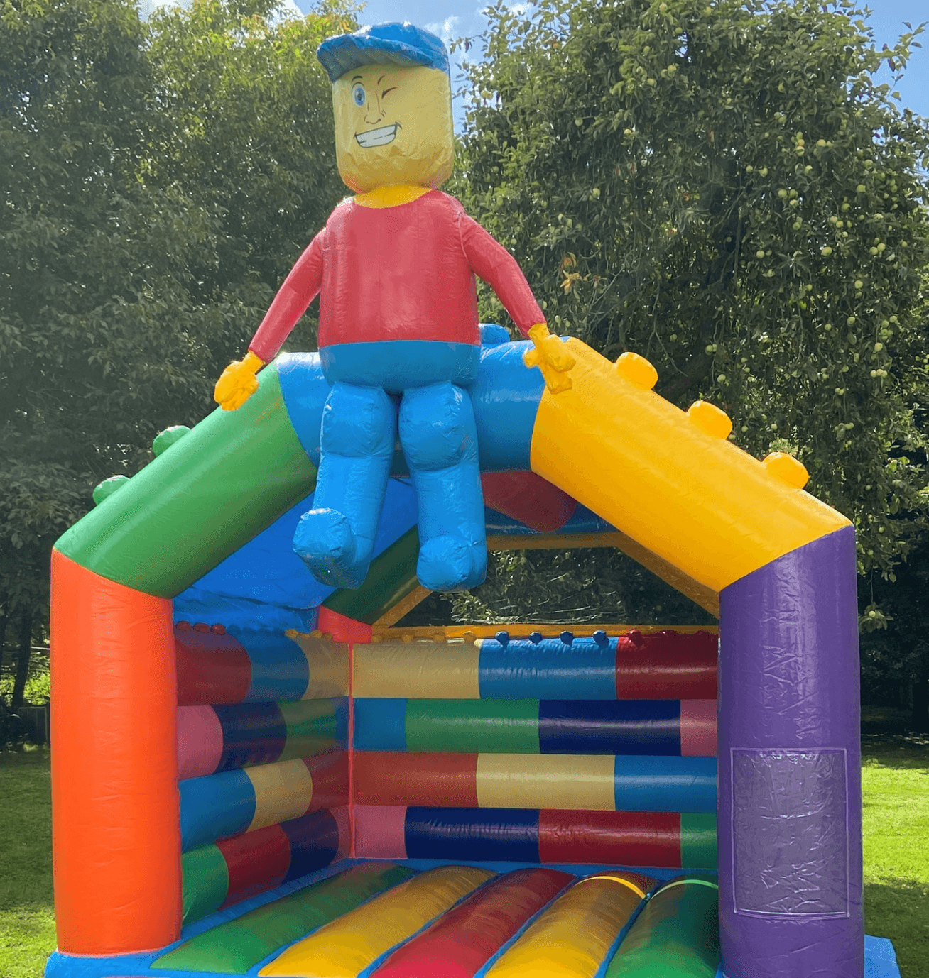 Bunte Baustein-Hüpfburg mieten für Kinderparty und Gartenparty – Bounce Brothers