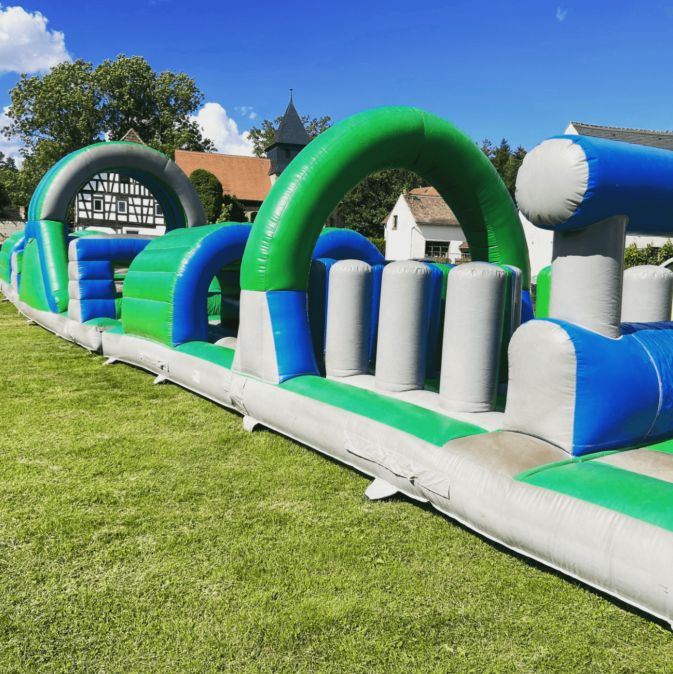 Aufblasbarer Hindernisparcours mieten für Event und Firmenfeier – Bounce Brothers